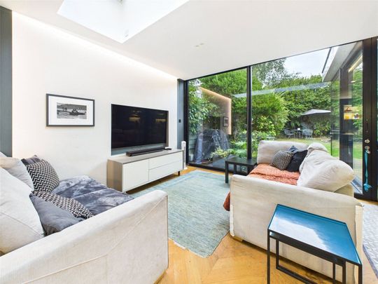 Hertford Avenue, London, SW14 - Photo 1