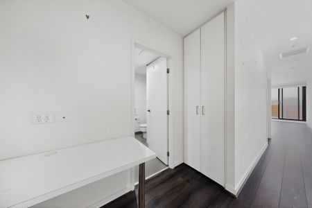 Light Filled Living in Prime Essendon Position - Photo 4