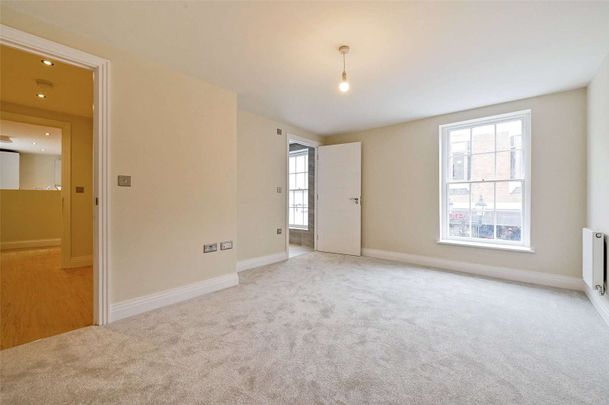 A modern first floor one bedroom apartment in the heart of Windsor Town centre. - Photo 1