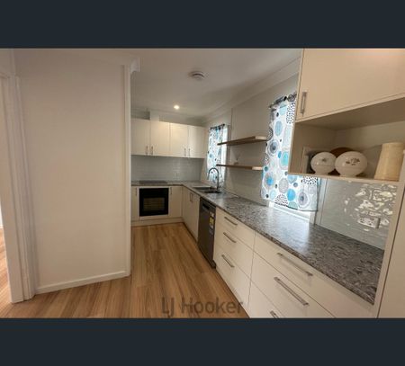 8 Alexander Avenue, Caves Beach, NSW 2281 - Photo 5