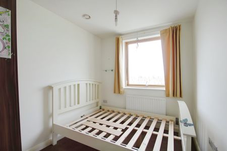 2 bed flat to rent in Bath Road, Hounslow, TW3 - Photo 2