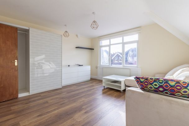 2 Bed Flat, Pinfold Road, SW16 - Photo 1