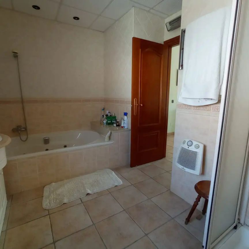 Casa o chalet de alquiler en Calle José Jódar de Los Ríos, 8, Los Pacos - Photo 1