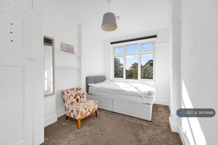 4 bedroom semi-detached house to rent - Photo 3