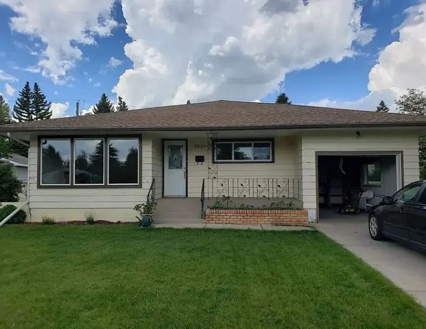 Step Back in Time: Rent a Charming 1950's Bungalow with Modern Comforts | Calgary - Photo 1