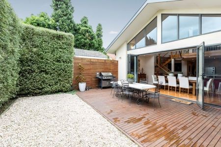 Stunning Family Home Renovated to Perfection! - Photo 3