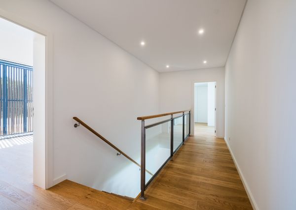 Moradia T6 de arquitetura moderna inserida no Golfe de Oeiras