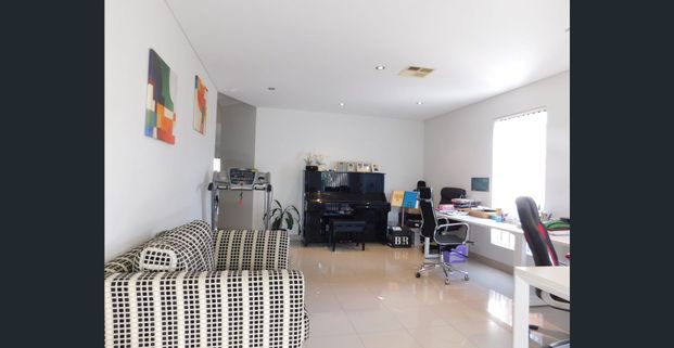 Bright Spacious Four (4) Bedrooms Duplex - Peakhurst - Photo 1