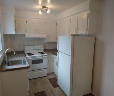 3 1/2 TOUT RÉNOVÉ, CHAUFFAGE ET EAU CHAUDE INCLUS, DISPONIBLE JUILLET - Photo 2