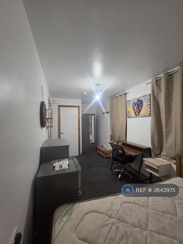 1 bedroom in a house share to rent - Photo 4