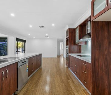 SPACIOUS FAMILY LIVING IN PEACEFUL CUL-DE-SAC WITH POOL - Photo 6