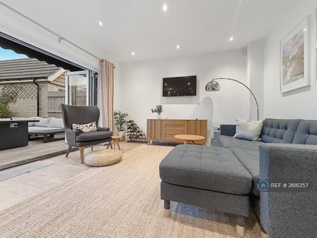 4 bedroom detached house to rent - Photo 2