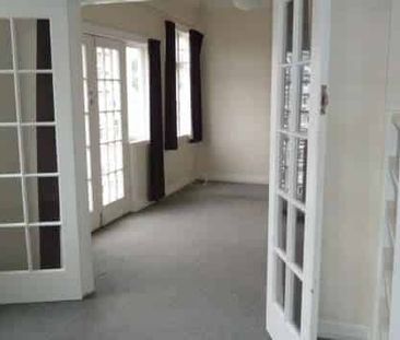 Art deco apartment in iconic building in Te Aro - Photo 2