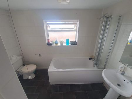 1 bedroom in a house share to rent - Photo 4