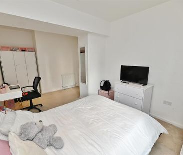 2 Bed Flat, Valentines House, IG1 - Photo 5