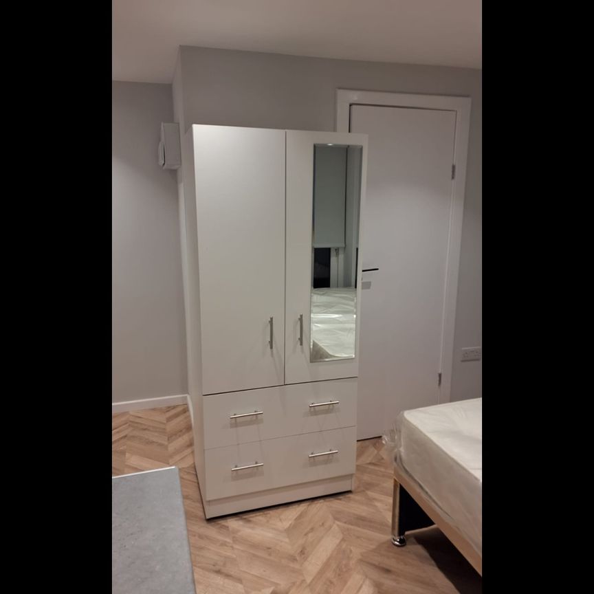 Bedsit, Bravington Road, W9 - Photo 1