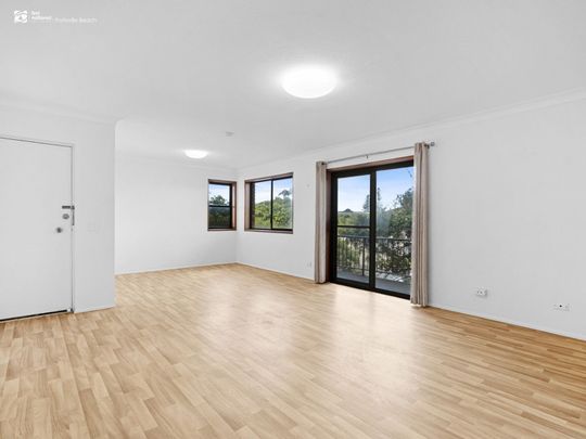 Spacious Beachside Apartment with Renovated Kitchen - Photo 1