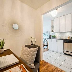 Panoramic Furnished 1BR+Den in Yaletown, Utilities Included! - Photo 2