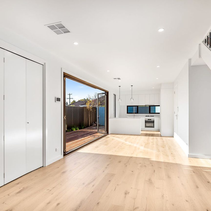 LIGHT,MODERN, LOW MAINTENANCE TOWNHOUSE - Photo 1