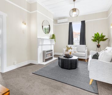 This beautifully renovated 1910s villa combines classic charm with ... - Photo 2