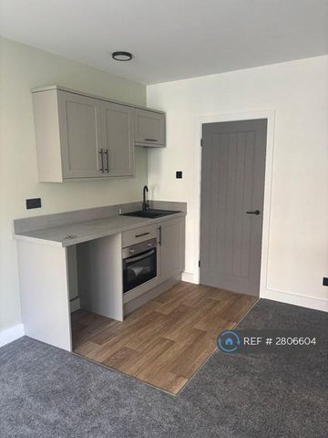 1 bedroom in a house share to rent - Photo 4