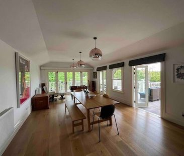 Classic Four Bedroom Villa Recently Renovated - Photo 5