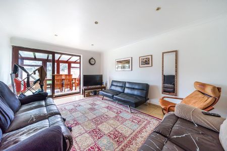 5 bedroom detached house to rent - Photo 2