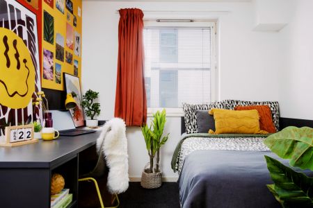 Large Ensuite: Three Bed Flat - Photo 2