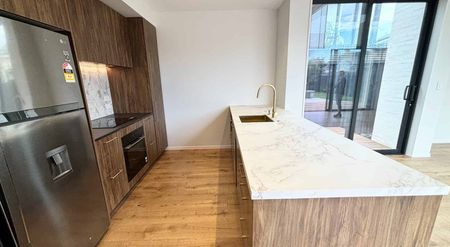 One year old Executive home - Photo 4