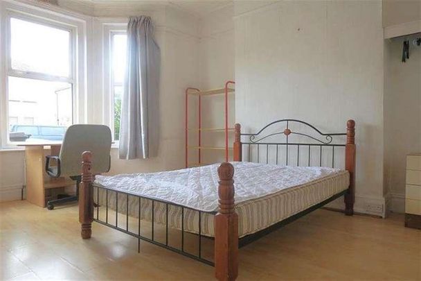 Bedroom Ground Floor Flat In Charminster, BH3 - Photo 1