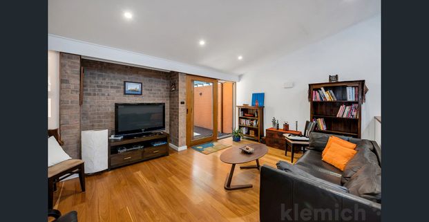 Fully furnished 2 bedroom townhouse with mid century vibe. - Photo 1
