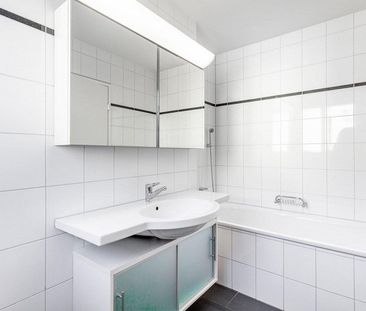 Moderne 3.5 Zimmerwohnung mit verglastem Balkon - Photo 3