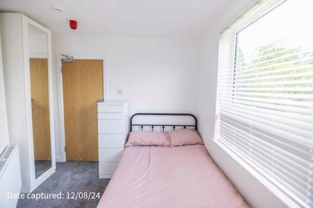 Room 8, 50 Eastfield Crescent - Photo 3