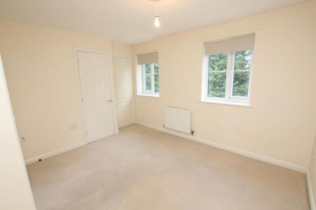 4 bedroom end of terrace house to rent - Photo 4