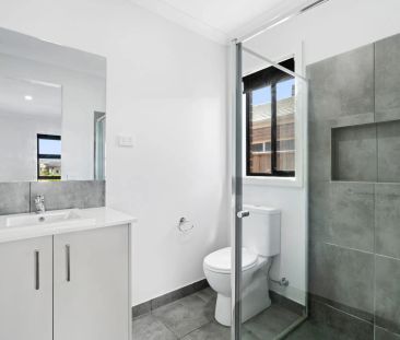 Modern 4-Bedroom Home with Spacious Backyard - Photo 5