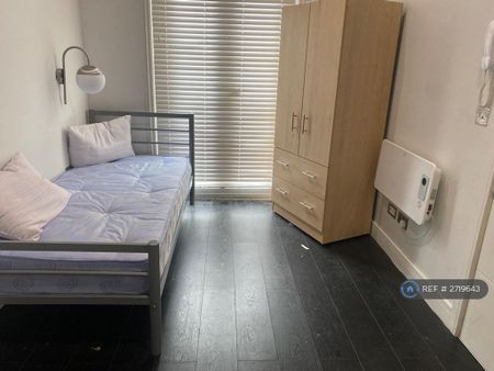 Studio to rent - Photo 2