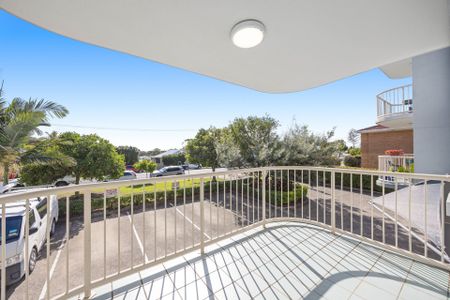 2 Bedroom Apartment Kings Beach - Photo 4