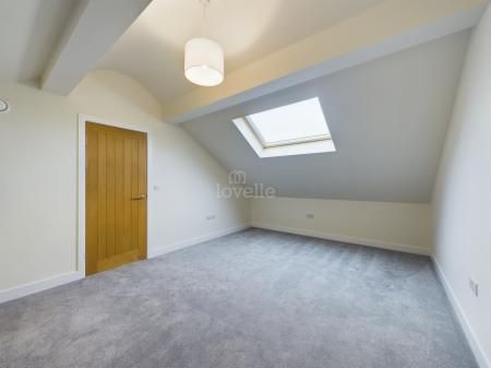 3 bedroom Detached house To Let - Photo 5