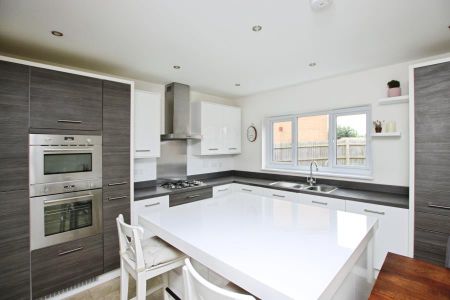4 bedroom detached house to rent - Photo 4