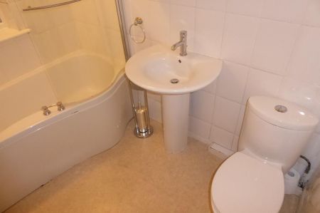 2 bedroom semi-detached house to rent - Photo 4