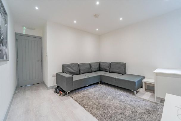 8 bedroom house to rent - Photo 1