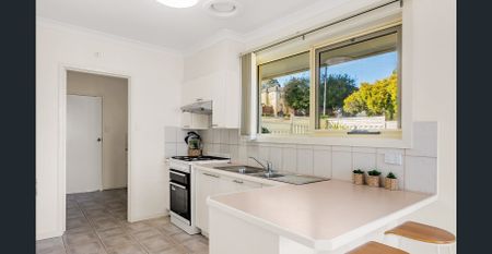 MODERNISED, UPDATED & BRIGHT - GARDENING INCLUDED!! - Photo 4