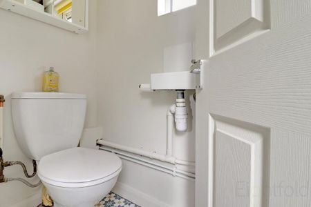 4 bedroom end of terrace house to rent - Photo 2