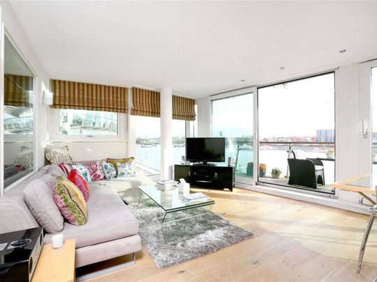 A bright 2 bedroom apartment situated on the third floor of this desirable river fronted development, located on the High Street in West Wapping. - Photo 1