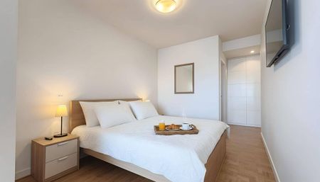 2 room luxury penthouse for rent in Madrid, Spain - Photo 3