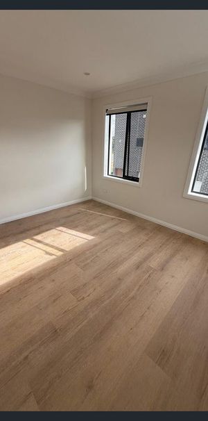 Studio for Rent in Box Hill - Ideal for Couple or Single | Electricity Included! - Photo 1