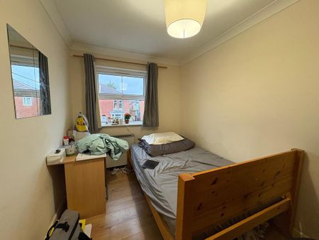 5 bedroom semi-detached house to rent - Photo 3