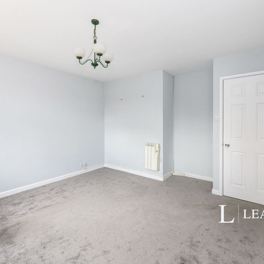 2 bedroom apartment to rent First Floor Flat, Redhill, Surrey, RH1 - Photo 1