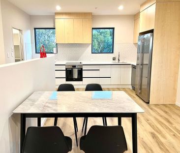 Stylish 3BR New Lynn Haven w/ Balcony! - Photo 4