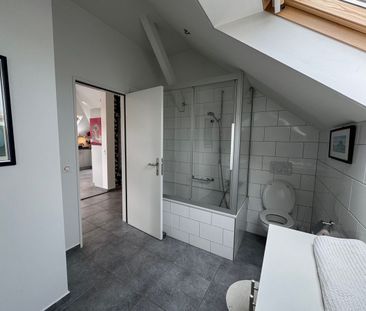 Einmalige Gelegenheit - Lichtdurchflutete Wohnung mit privater Dach... - Photo 3